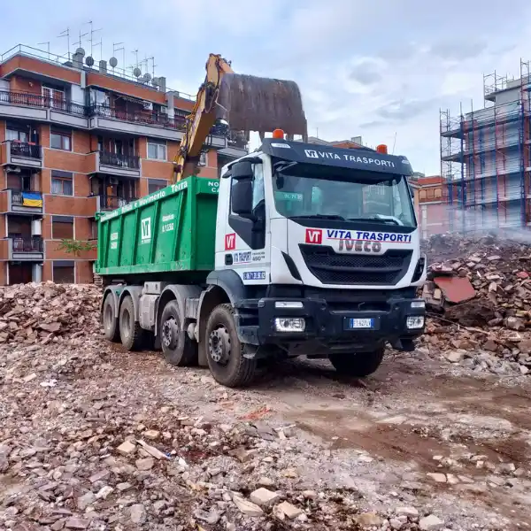 IVECO-4-ASSI-veicolo-noleggio-cassoni-scarrabile